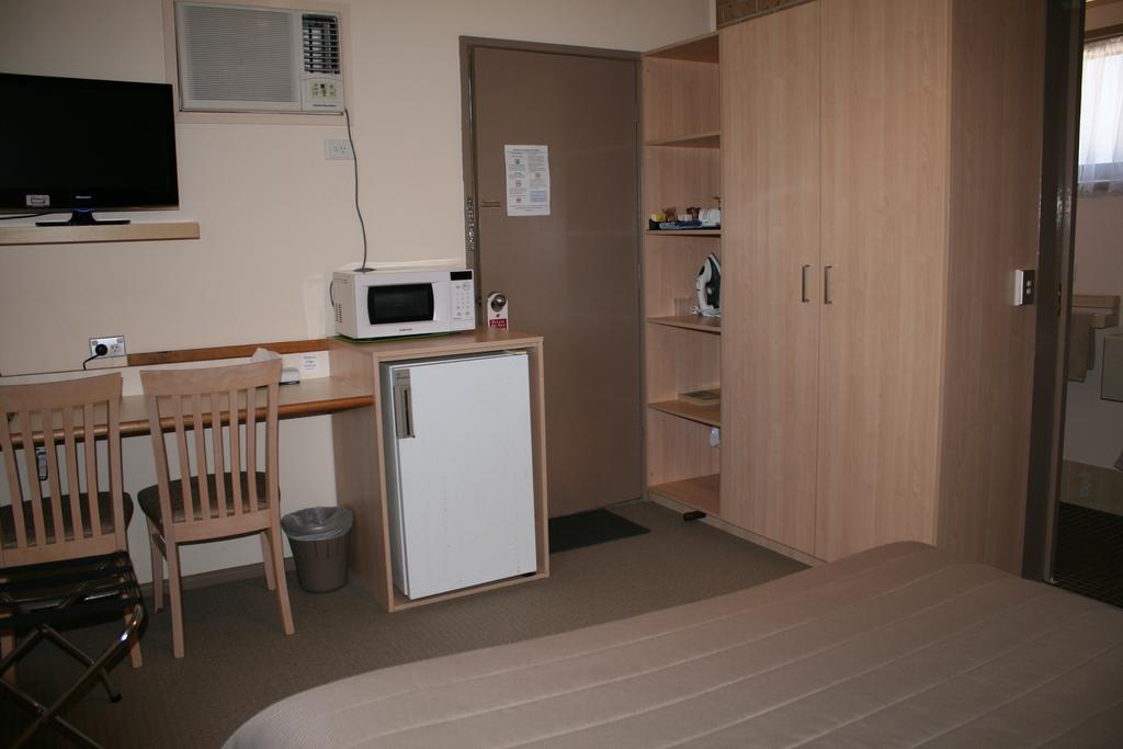 Marriott Park Motel Nowra Room photo